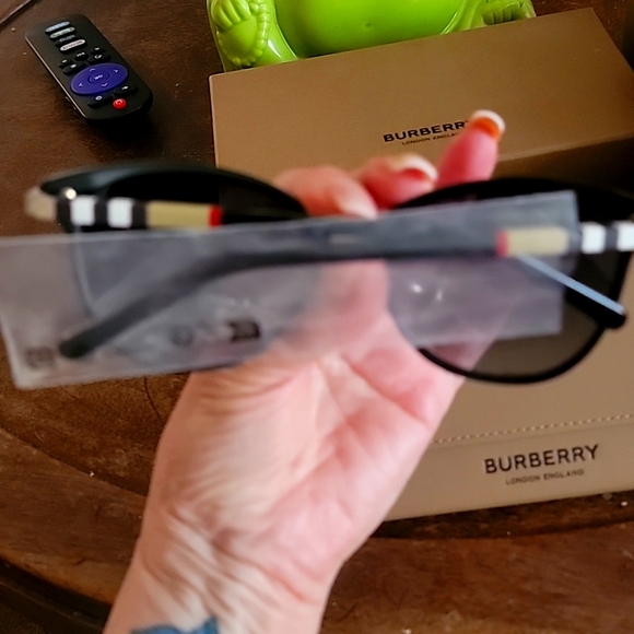 Burberry sunglasses nwt firm! - Picture 3 of 9
